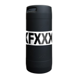 Ein schwarzes Fass mit einem weißen horizontalen Etikett mit der Aufschrift "FXXXXFXXXXR HELLES 20l Fass" der Frankfurter Brauunion steht auf weißem Grund - ideal für Ihre Zapfanlage und kompatibel mit Flachkopfanschluss-Systemen.