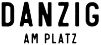 Der schwarze Text lautet DANZIG AM PLATZ auf hellgrauem Hintergrund, mit fetten und normalen Großbuchstaben.