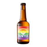 Eine braune Flasche des FXXXXFXXXXR BUNTES der Frankfurter Brauunion trägt ein regenbogenfarbenes Etikett mit dem weißen Schriftzug "BUNTES", einem Weizen- und Hopfenlogo und weißen Buchstaben über dem Logo. Dieses süffige helle Bier ist vor einem weißen Hintergrund abgebildet.