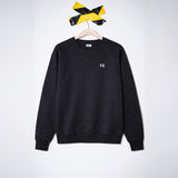 FX Pulli: Schwarzes Crewneck-Sweatshirt mit Raglanärmeln, reflektierender FX-Druck, auf Bügel unter gelb-schwarzem Band.