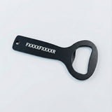 Ein FXXXXFXXXXR Flaschenöffner der Frankfurter Brauunion mit weißem Logo auf dem Griff liegt auf hellgrauer Fläche - praktisch am Schlüsselbund und ideal fürs nächste Bier.