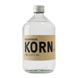 Klarglasflasche mit silbernem Verschluss, Aufschrift FXXXXFXXXXR Korn by Frankfurter Brauunion in fetten schwarzen Buchstaben und 500ml | 32% Vol. auf einem beigen Etikett; die Flasche enthält eine transparente Flüssigkeit.
